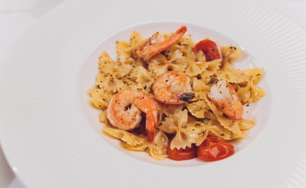 Pasta Bavette With Fried Shrimps Bechamel Sauce Mint Leaf Garlic