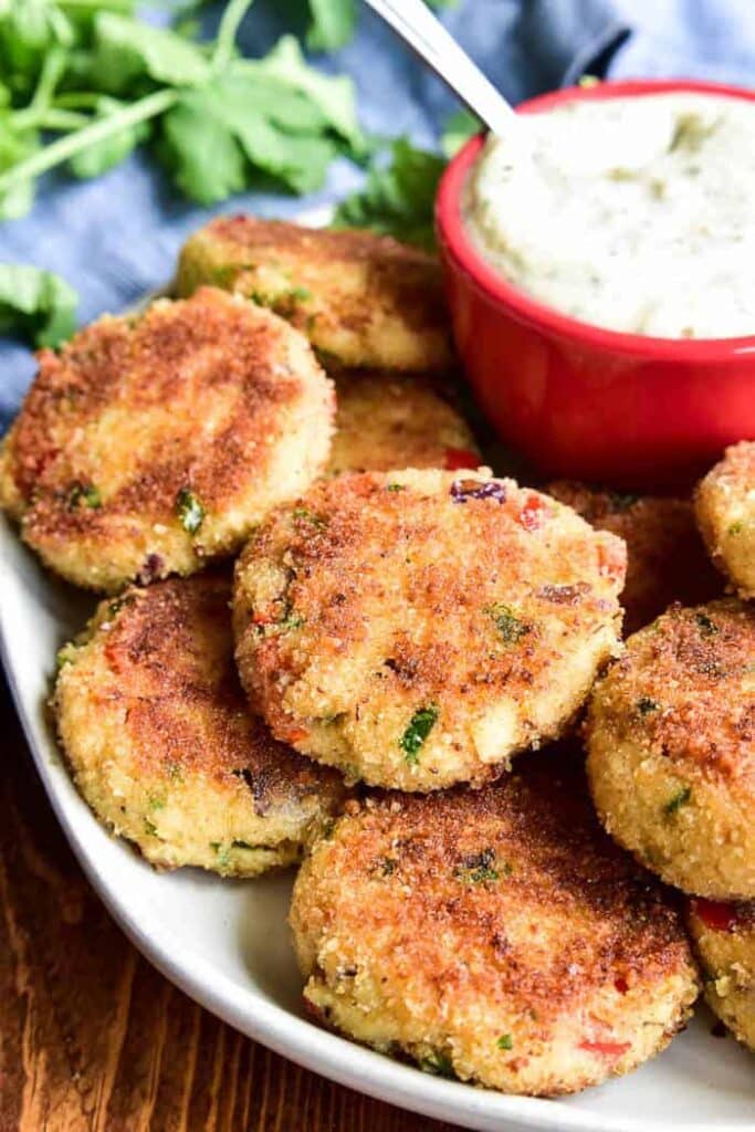 tint crab cakes alog with dip