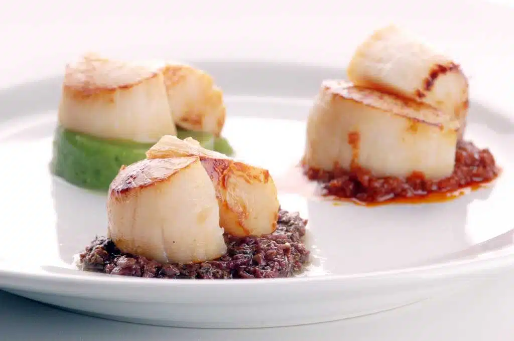 Legal Seafood Scallop Recipe with lemon slices